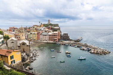 Cinque Terre 'de yürüyüş yapan beş köyden biri olan Monterroso' dan yürüyüş yolu boyunca uzanan Vernazza köyüne yakın hava manzarası. İtalya 'da popüler turizm beldesi.