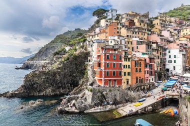 Riomaggiore, Cinque Terre 'deki eşsiz renkli binaları ve İtalya' da popüler turizm merkezleri bulunan beş kostal köyden biri.