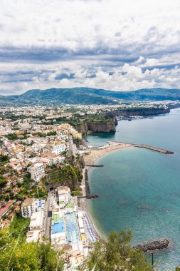 Sorrento İtalya 'nın güneybatısında Sorrentine Yarımadası' ndaki Napoli Körfezi 'ne bakan bir sahil kasabasıdır..