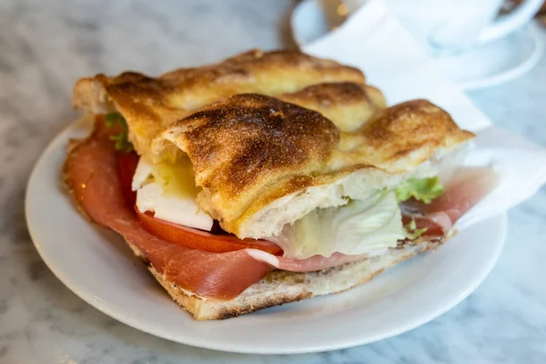 Вкусный Итальянский Хлеб Фокачча Мясным Сыром Салатом Кофе Ресторане — стоковое фото