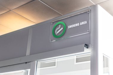 Sigara içme odası veya havaalanının kalkış terminalinde sigara içme alanı imzası