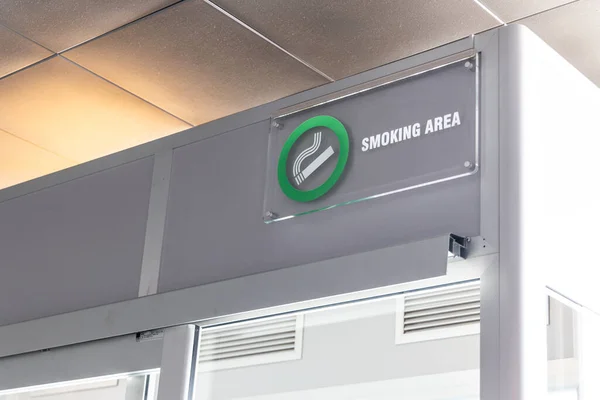 Sigara Içme Odası Veya Havaalanının Kalkış Terminalinde Sigara Içme Alanı — Stok fotoğraf