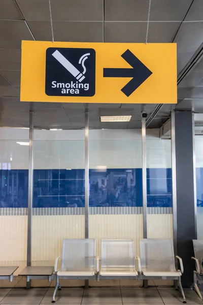 Направление Зону Курения Зале Вылета Международного Аэропорта — стоковое фото
