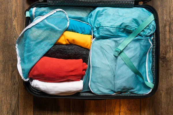 Giysiler Küçük Çantalara Sarılmış Paketlenmiş Seyahat Sırasında Yer Ayırmak Düzenlemek — Stok fotoğraf
