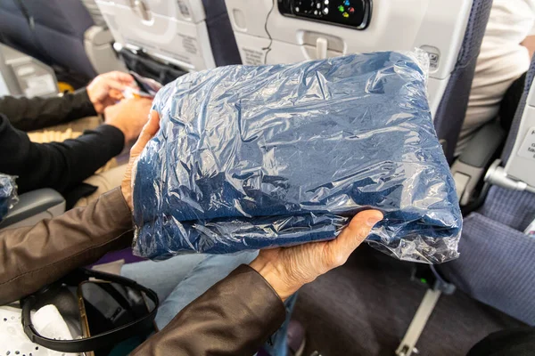 Пассажир Держащий Дезинфицированное Запечатанное Шерстяное Одеяло Пластиковом Пакете Обеспечивает Пассажирам — стоковое фото