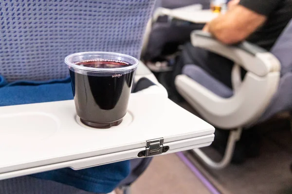 Egy Pohár Vörösbor Asztalon Amelyet Repülőgépen Utazók Részére Szolgálnak Fel — Stock Fotó