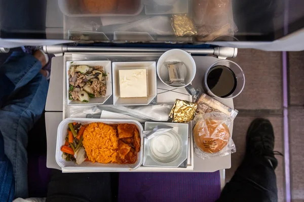 Widok Samolot Longhaul Inflight Azjatyckie Jedzenie Zestaw Posiłek Serwowany Składający — Zdjęcie stockowe