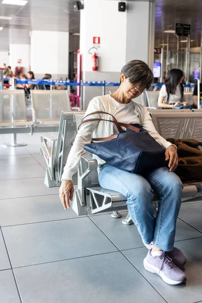 Mujer Asiática Cansada Durmiendo Sillas Terminal Espera Salida Del Aeropuerto — Foto de Stock