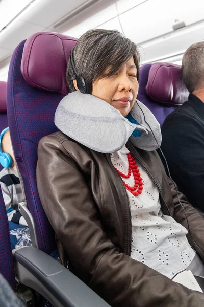 Азиатка Мягкой Удобной Подушкой Шеи Расслабляет Время Полета Самолета Дальнего — стоковое фото