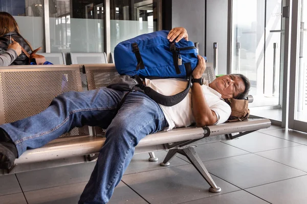 Hombre Asiático Cansado Durmiendo Sillas Terminal Salida Del Aeropuerto Sala — Foto de Stock