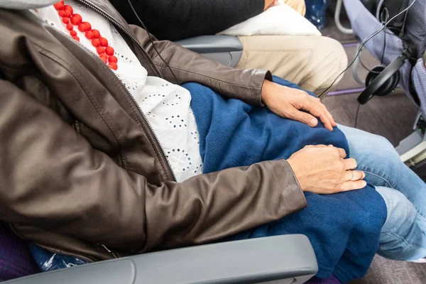 Pasażer Pokrywa Się Wełnianym Kocem Dostarczanym Przez Linie Lotnicze Podczas — Zdjęcie stockowe
