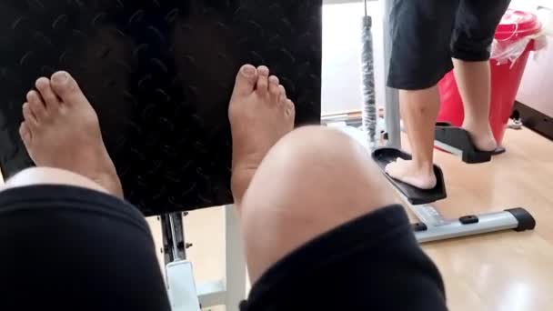 Perspective View Elderly Physiotherapy Patients Performing Leg Press Steppers Strengthen — Stock Video