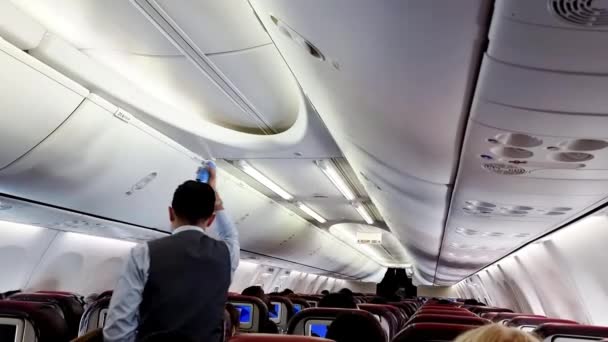 Перед Посадкой Куала Лумпуре Экипаж Самолета Malaysia Airlines Распыляет Безопасные — стоковое видео
