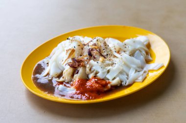 Chee Cheong Fun ya da pilavlı erişte soslu ve susamlı Çin yemeği Malezya 'da popüler bir Çin yemeğidir.