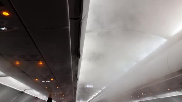 Συμπύκνωση Ατμών Αέρα Θαλάμου Του Αεροσκάφους Λόγω Διαφορών Θερμοκρασίας Μεταξύ — Αρχείο Βίντεο