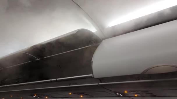 机舱内空气蒸气冷凝的原因是机舱外温度的差异 — 图库视频影像