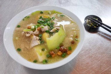 Otantik acı sukabağı çorbası Malezya 'da yaygın olarak sevilen bir işportacıdır.