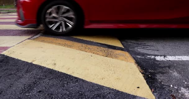 Auto Bremst Bei Geschwindigkeitsübertretung Oder Straßenbuckel Mit Gelb Schwarzem Streifen — Stockvideo