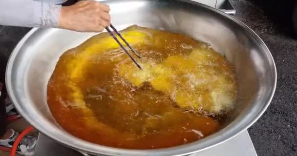 말레이시아에서 맛있는 뜨거운 기름과 워크에서 Ham Chim Peng을 튀기는 — 비디오