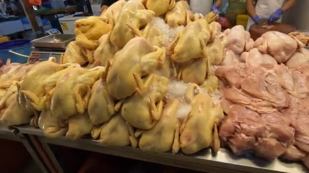 マレーシアの伝統的なぬれた市場での販売のための新鮮で安いさまざまな鶏肉の部品と肉 — ストック動画