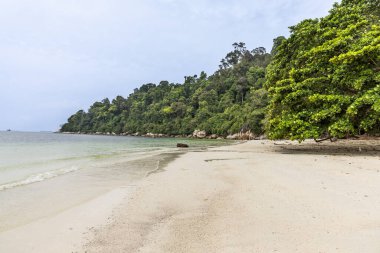 Pantai Teluk Segadas, Güney Pangkor Adası 'nda yer alan ve ormanda kısa bir yürüyüş yaparak ulaşılabilen güzel bir kumsal.