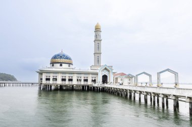 Mescidi Terapung Pangkor ya da Mescid Al Bedir, Malezya 'nın Pangkor Adası' ndaki popüler turistik merkezlerinden biridir. Kaleler üzerinde denize doğru uzanır ve bir köprüye bağlanır..