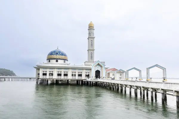 stock image Masjid Terapung Pangkor or Masjid Al Badr is one fo the popular tourist attraction in Pangkor Island Malaysia. It is extended to the sea on stilts and connected with a bridge.