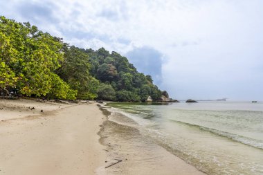 Pantai Teluk Segadas, Güney Pangkor Adası 'nda yer alan ve ormanda kısa bir yürüyüş yaparak ulaşılabilen güzel bir kumsal.