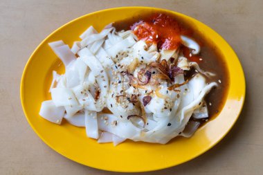 Chee Cheong Fun ya da pilavlı erişte soslu ve susamlı Çin yemeği Malezya 'da popüler bir Çin yemeğidir.