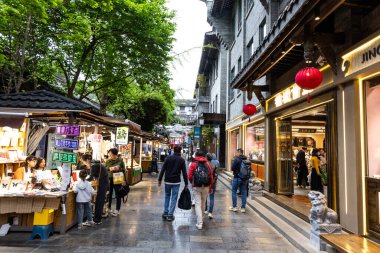 Çin 'in Chengdu Sichuan bölgesindeki Kuanzhai sokağı, antik geniş ve dar bir sokakta hediyelik eşya, yerel halk sanatı ve yemek spesiyaliteleriyle dolu bir kültür merkezidir..