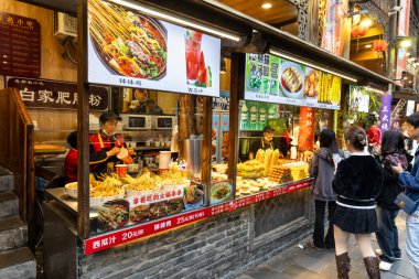 Müşteriler Kuanzhai, Chengdu 'da yiyecek alışverişi yapıyor. Lezzetli şiş et çeşitleri popülerdir..