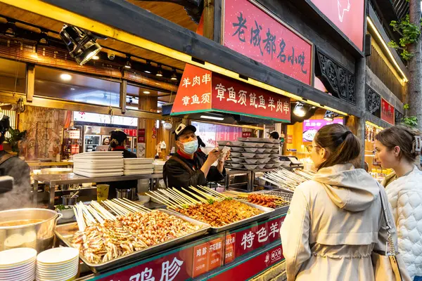 stock image Shoppers shopping for food delicacies in Kuanzhai alley, Chengdu. Delicious various types of skewered meat are popular.