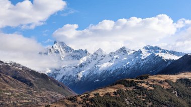 Sichuan Çin 'deki Siguniang Dağı' nın panoramik manzarasında Yaomei feng ile birlikte en yüksek dört tepe yer alır.