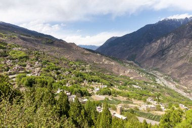 Danba Jiaju Tibet Köyü Çin 'in en güzel köyleri olarak sınıflandırıldı. Yüzlerce Tibet tarzı ev dağlık araziler boyunca inşa edildi.