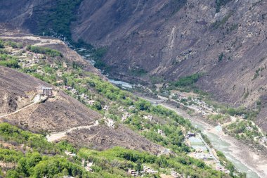 Danba Jiaju Tibet Köyü Çin 'in en güzel köyleri olarak sınıflandırıldı. Yüzlerce Tibet tarzı ev dağlık araziler boyunca inşa edildi.