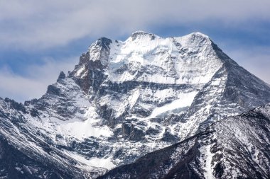 Xiannairi Dağı 'nın zirvesine yakın, Çin' in Sichuan kentindeki Daocheng Yading Doğa Koruma Alanındaki dört kutsal dağdan biri.