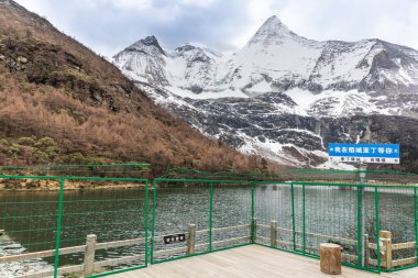 Garze Tibet Özerk Bölgesi, Sichuan 'daki Gongga Gölü' nün nefes kesici Yading doğa koruma alanı manzarası. Çin. Yading 'de sizi beklerken işaret dili Çince' ye çeviriliyor.