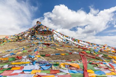 Litang Manastırı 'nın yanındaki tepede birçok Tibet dini dua bayraklarının süslenmesi ve giydirilmesi. Litang, Sichuan, Çin 'de popüler turizm merkezi..