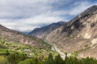 Danba Jiaju Tibet Köyü Çin 'in en güzel köyleri olarak sınıflandırıldı. Yüzlerce Tibet tarzı ev dağlık araziler boyunca inşa edildi.
