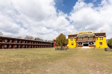 Huiyuan manastırı, Garze Tibet Özerk Bölgesi Daofu İlçesi 'nde yer almaktadır ve Sichuan ilinin 1000' den fazla keşiş odası vardır.