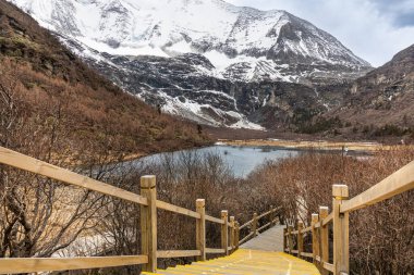 Gongga Gölü 'ne giden sahil yolu manzaralı ve nefes kesici Yading doğası koruma alanı Luorong otlağı, Garze Tibet Özerk Bölgesi, Sichuan, Çin