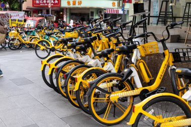 Bisiklet paylaşımı Chengdu 'da bir yaşam biçimidir. Burada, işlek caddenin omzunda uygun bir şekilde kiralanmak üzere satırlarca bisiklet bulunuyor..