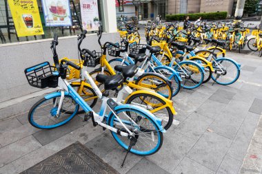 Bisiklet paylaşımı Chengdu 'da bir yaşam biçimidir. Burada, işlek caddenin omzunda uygun bir şekilde kiralanmak üzere satırlarca bisiklet bulunuyor..