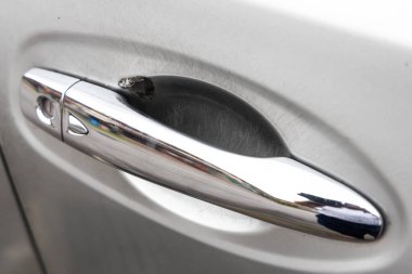 Arabanın kapı kolunun kapatılması. Boya yüzeyinde çizikler var. Bir süre sonra kapıyı açarken parmakların temas etmesi sonucu oluşmuş..