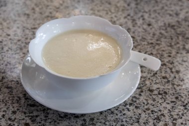 Buharda pişirilmiş sütlü puding tatlı özellikle Hong Kong 'daki etnik Çinliler arasında popülerdir.