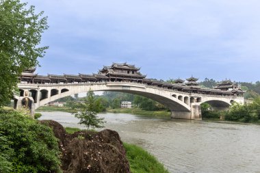 Antik kemer köprüsü Huanglongxi antik kentinde popüler bir ikondur..
