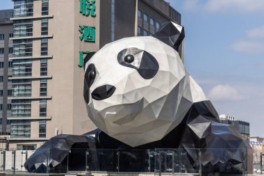 Chengdu 'daki IFS AVM binasına tutunan Dev Panda' nın yakın görüntüsü ve yüzü. Çin 'in başkenti Sichuan' da Chengdu 'nun sembolik cazibesinden biridir..