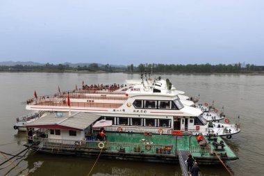 Baxiangdong rıhtımında seyir hizmetleri Leshan Devi Buda 'yı görmek için mevcuttur. 71 metre yüksekliğindeki taş heykel ve Çin' in Sichuan eyaletinde popüler turizm merkezidir..