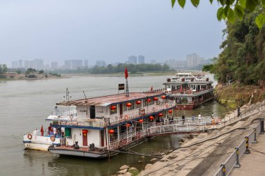 Baxiangdong rıhtımında seyir hizmetleri Leshan Devi Buda 'yı görmek için mevcuttur. 71 metre yüksekliğindeki taş heykel ve Çin' in Sichuan eyaletinde popüler turizm merkezidir..