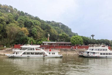 Baxiangdong rıhtımında seyir hizmetleri Leshan Devi Buda 'yı görmek için mevcuttur. 71 metre yüksekliğindeki taş heykel ve Çin' in Sichuan eyaletinde popüler turizm merkezidir..